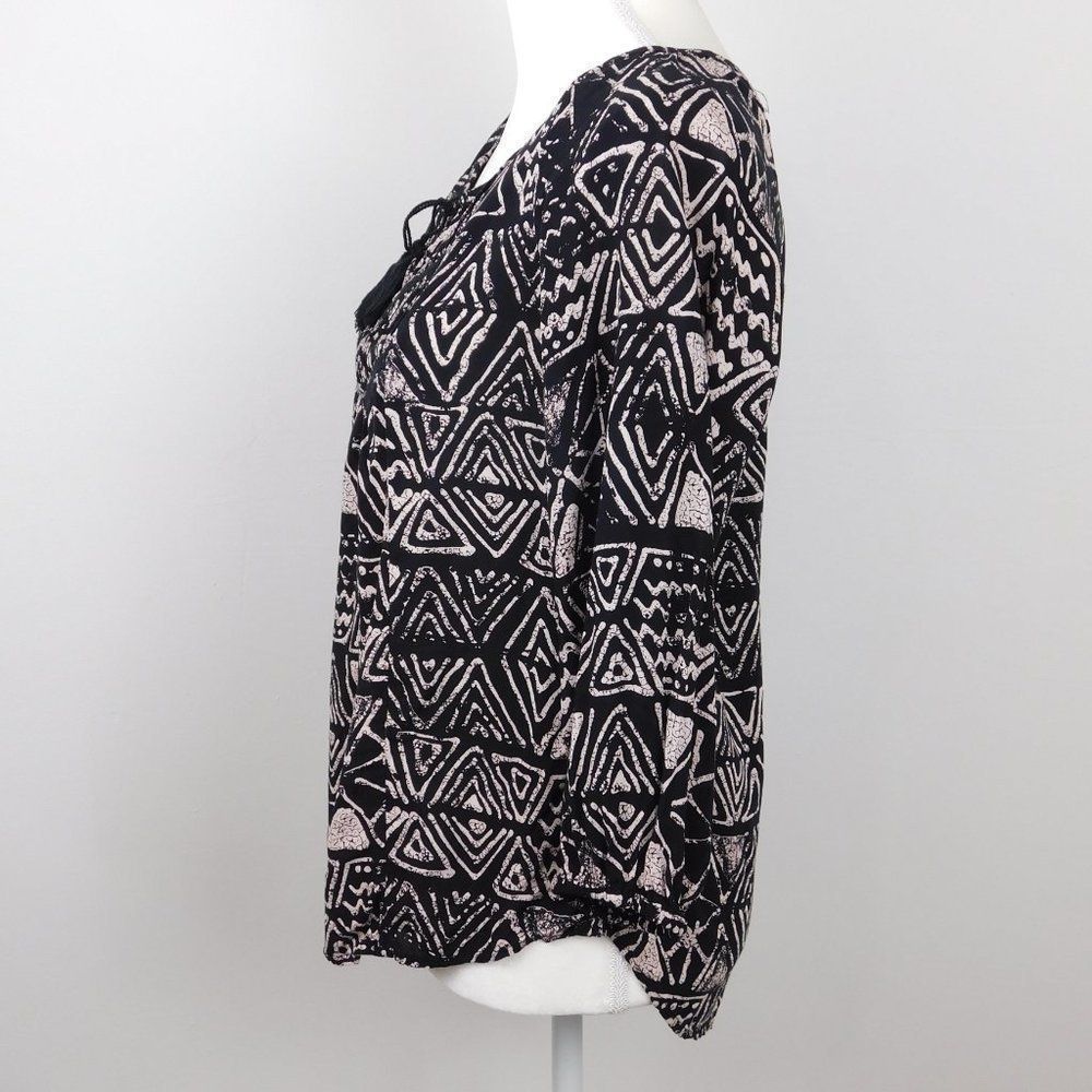 Mossimo black and white pull over blouse. - Picture 4 of 6